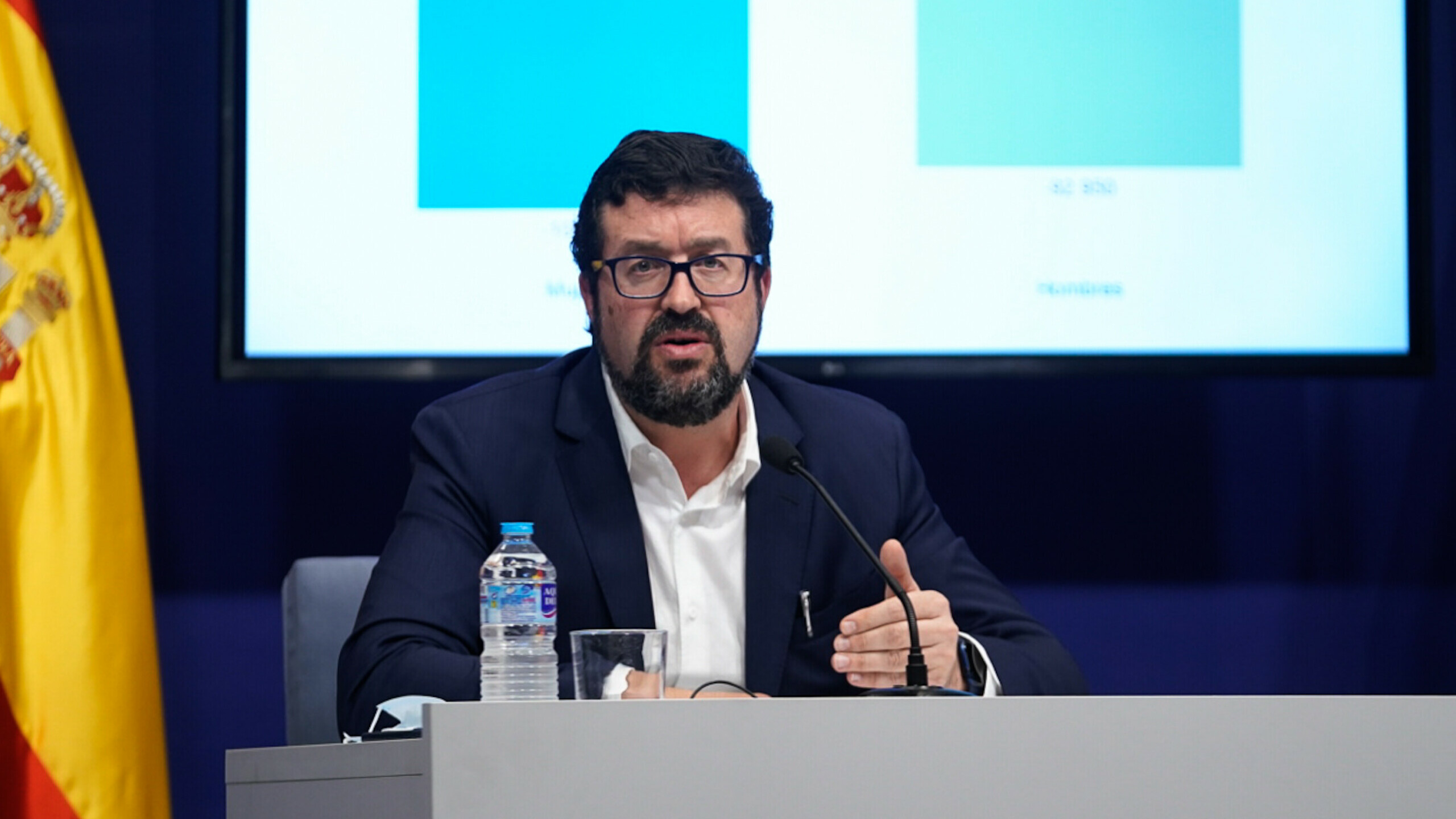 El Gobierno propone a la CEOE un incentivo fiscal en Sociedades para acordar la subida del SMI